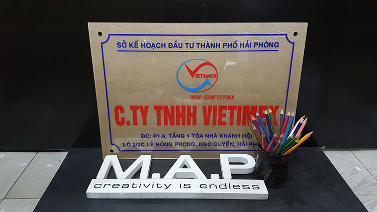 Biển trụ sở công ty mica trong bảng hiệu đẹp